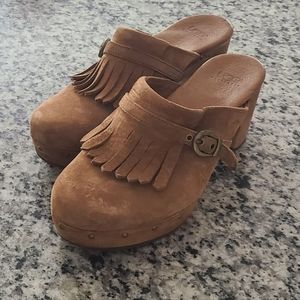 UGG tan fringed platform clogs size 7